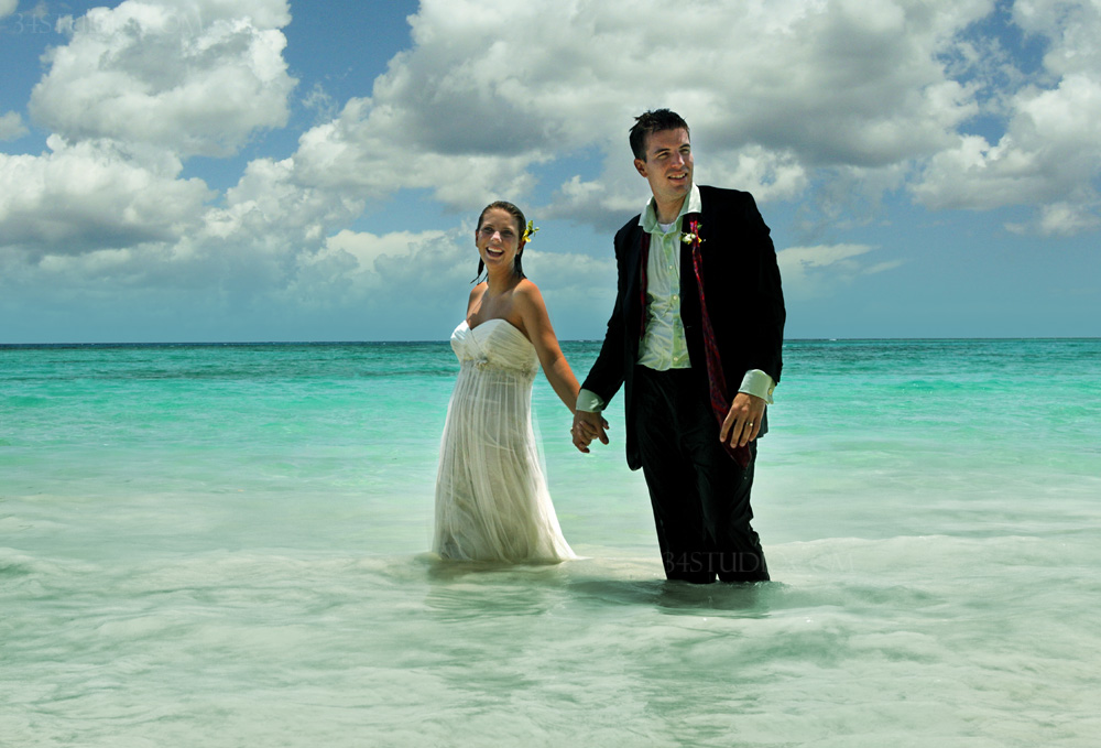 wedding couple jumped in the water in jamaica wedded session