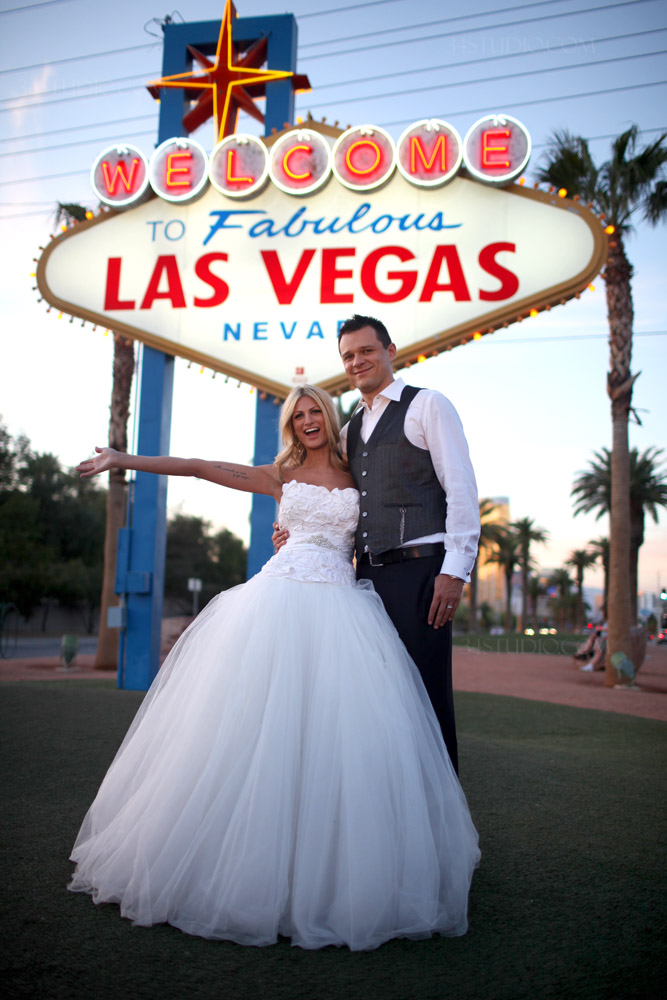 Welcome to Las Vegas sign wedding photo Couple is very happy 